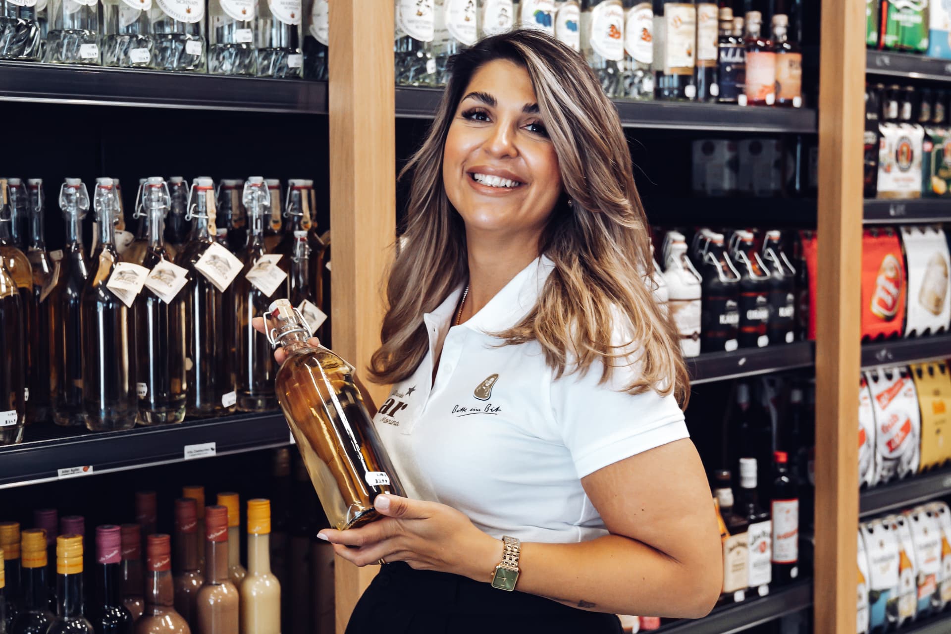 Christina Morina im Getränkemarkt in Hürtgenwald-Gey bei Düren