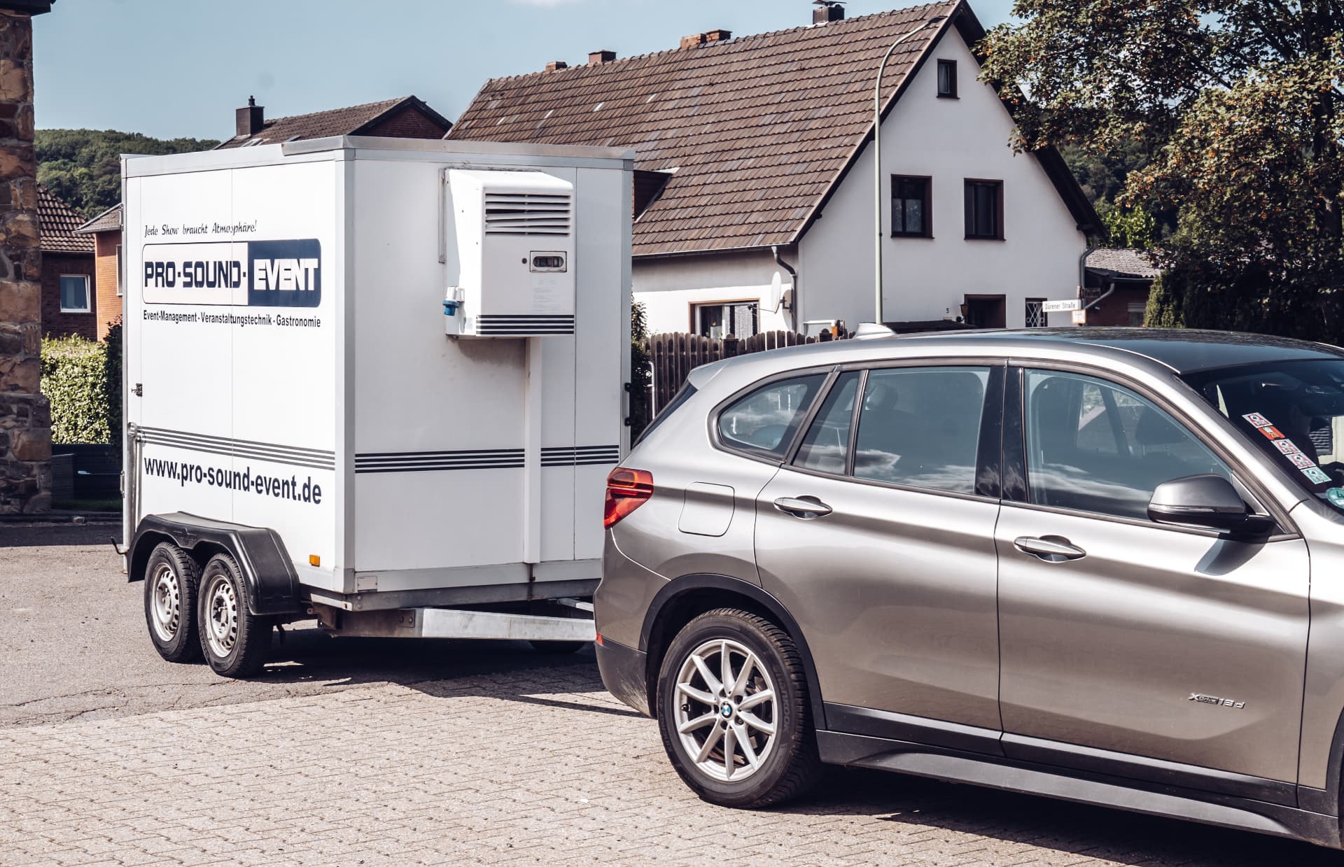 Kühlanhänger am Zugfahrzeug für ein Fest im Kreis Düren